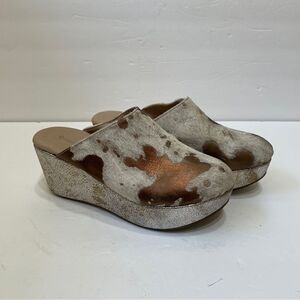 NEW WITHOUT TAGS CHOCOLAT BLU YOMA‎ BRONZE CALF HAIR LEATHER PLATFORM CLOGS.